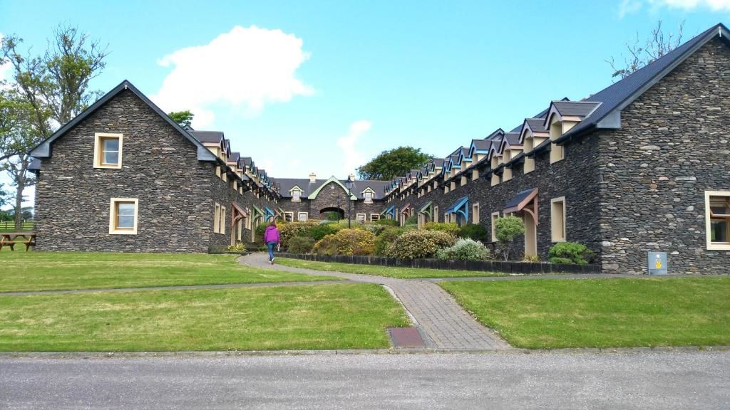 Дома для отпуска Dingle Courtyard Cottages 4 Bed Дингл