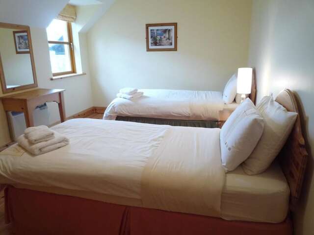 Дома для отпуска Dingle Courtyard Cottages 4 Bed Дингл-26
